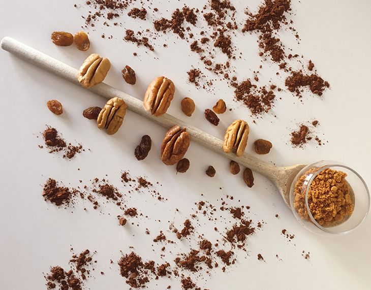 decouvrez-le-chocolat-au-lait-caramel-avec-des-noix-de-pecan-bio-des-raisins-secs-et-du-speculoos-de-chocokada