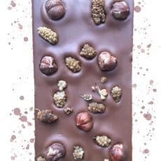 croquez-votre-tablette-de-chocolat-au-lait-caramel-avec-des-noisettes-bio-et-mures-blanches-bio